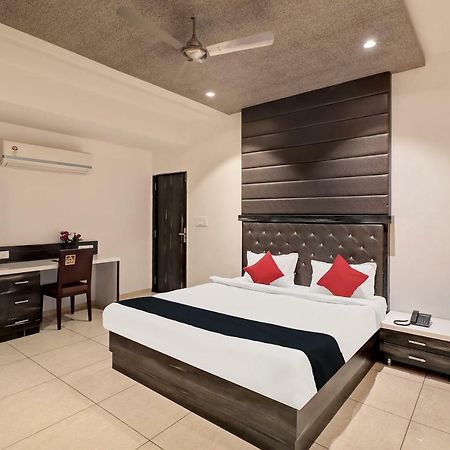 Capital O 36206 Dev Motel And Banquet Nadiād Exterior foto