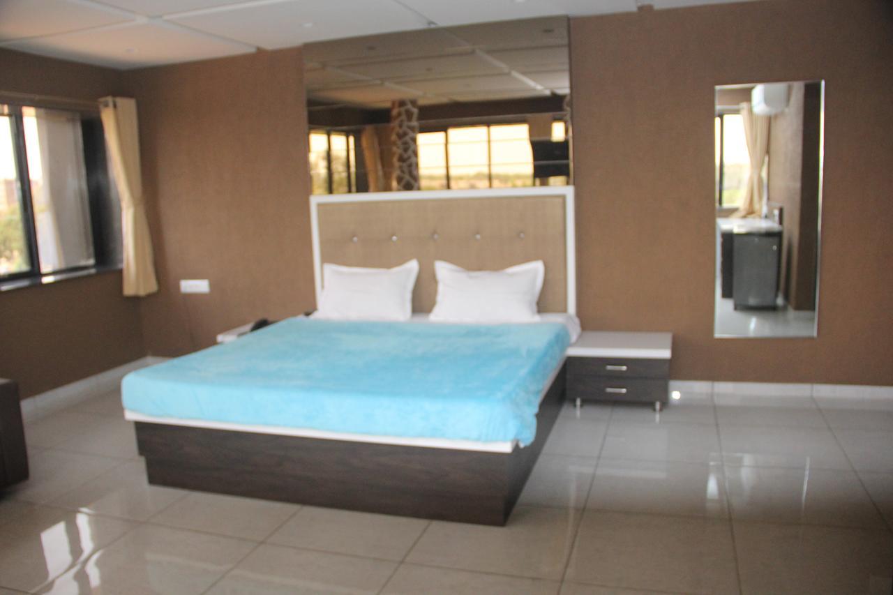 Capital O 36206 Dev Motel And Banquet Nadiād Exterior foto