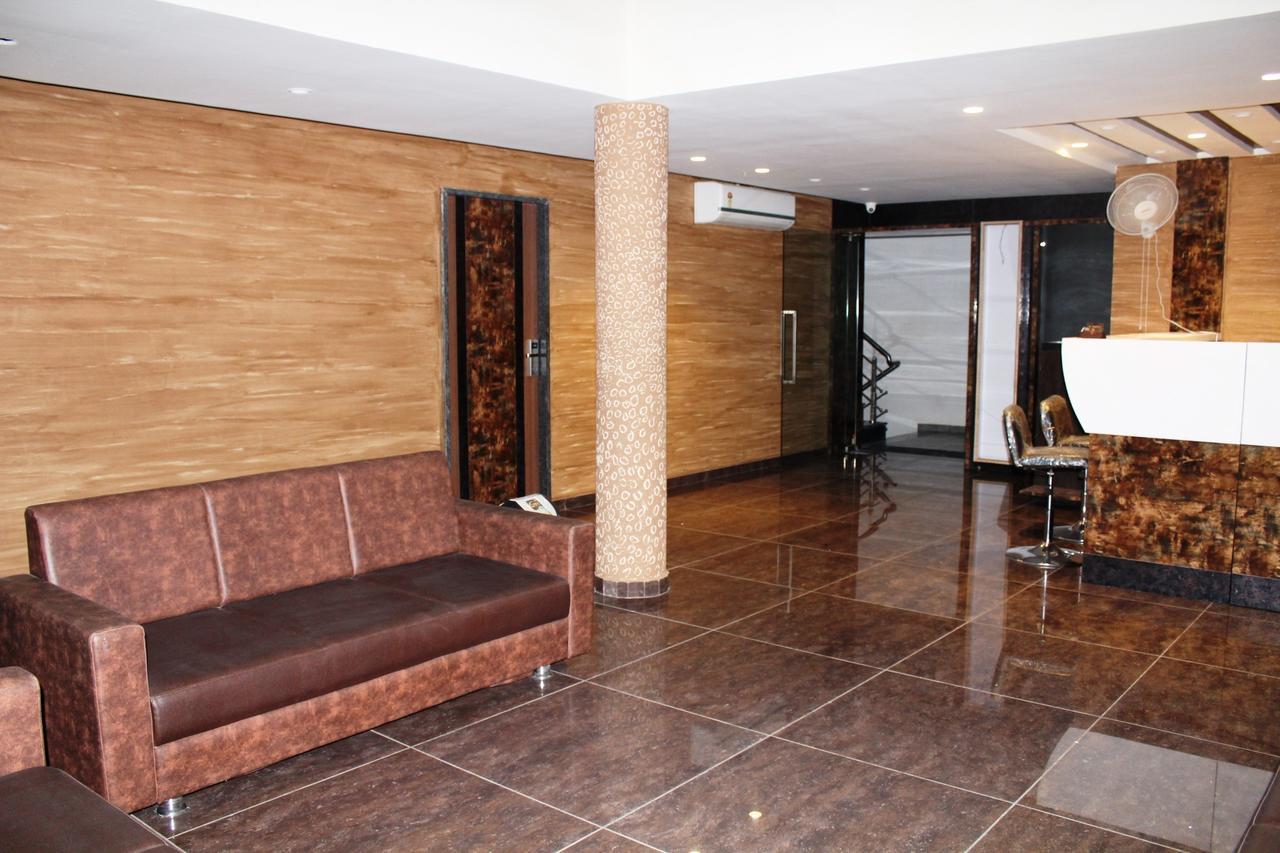 Capital O 36206 Dev Motel And Banquet Nadiād Exterior foto