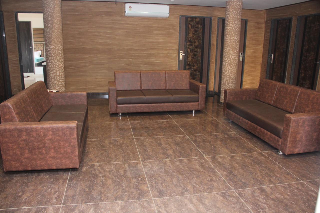 Capital O 36206 Dev Motel And Banquet Nadiād Exterior foto