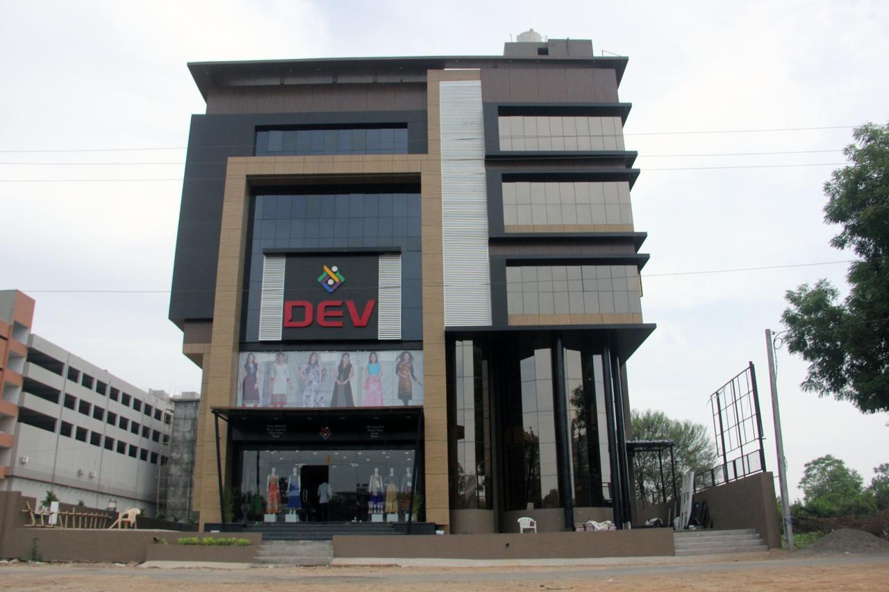 Capital O 36206 Dev Motel And Banquet Nadiād Exterior foto