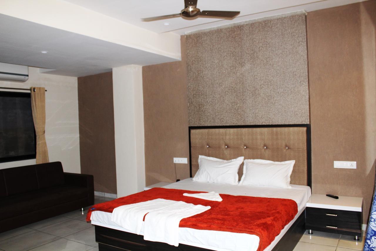 Capital O 36206 Dev Motel And Banquet Nadiād Exterior foto