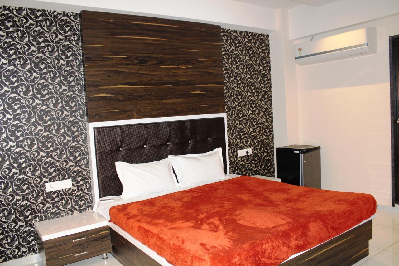 Capital O 36206 Dev Motel And Banquet Nadiād Exterior foto