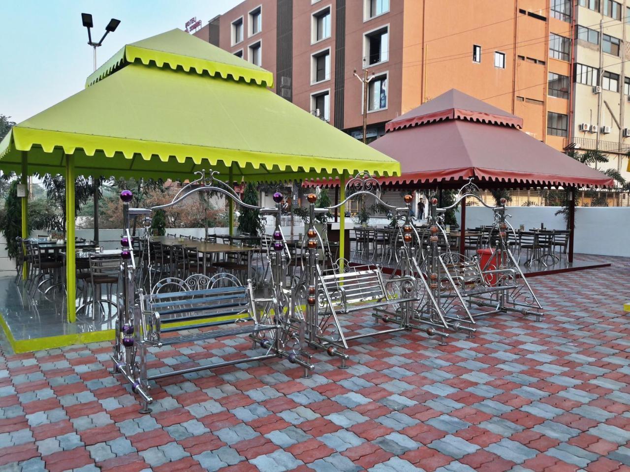Capital O 36206 Dev Motel And Banquet Nadiād Exterior foto