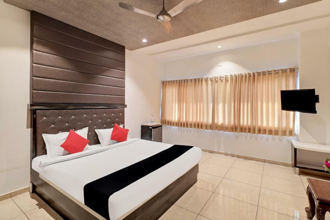 Capital O 36206 Dev Motel And Banquet Nadiād Exterior foto