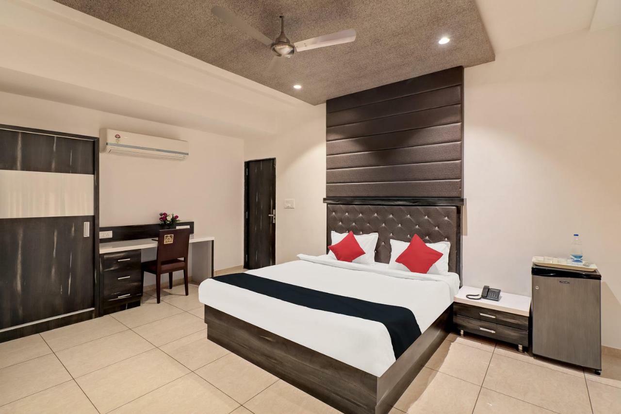 Capital O 36206 Dev Motel And Banquet Nadiād Exterior foto