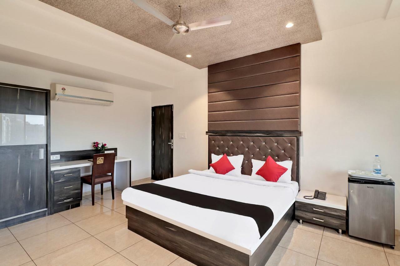 Capital O 36206 Dev Motel And Banquet Nadiād Exterior foto